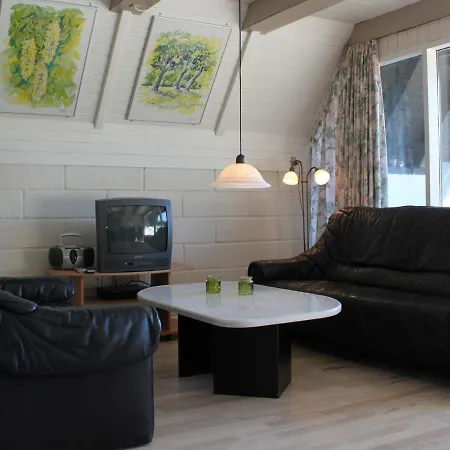 Three-bedroom Holiday In 78 *